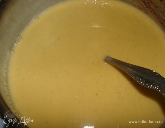 Влить сливки в желтковую массу, постоянно помешивая венчиком. Поставить на небольшой огонь, прогреть, помешивая минут 5.