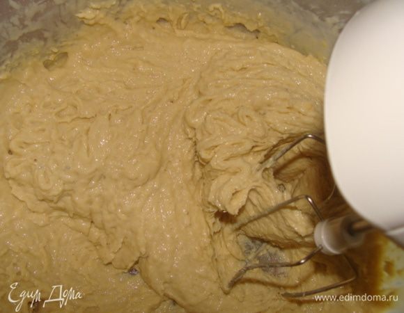 Смесь загустела немного. Снимаем с огня, остужаем до комнатной температуры. Добавляем сгущенное молоко, мягкое сливочное масло и пюре из бананов. Взбиваем миксером и ставим в морозилку. Затем  в течение четырех часов, каждые минут 30-40, достаем из морозилки и  взбиваем массу миксером пару минут, и снова в холод. Когда масса сильно загустеет, оставляем застывать окончательно.