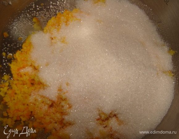 Готовим карамельную цедру для придания пикантного оттенка мороженому.
Примерно половину шкурок от апельсина надо вымочить в воде, постоянно ее меняя в течение трех суток. Но я держала около шести часов. Измельчаем и помещаем в кастрюлю с толстым дном, засыпаем сахар, доливаем 3 ст. ложки воды и варим до состояния прозрачного кусочка.