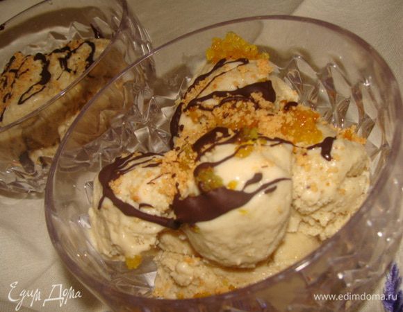 У меня нет специальной ложки, поэтому так выглядит мороженое на фото. Выкладываем в посуду, посыпаем обжаренным и измельченным миндалем, поливаем растопленным шоколадом. Вот и готово!!! 
Элитное мороженое, так сказали дегустаторы!!!