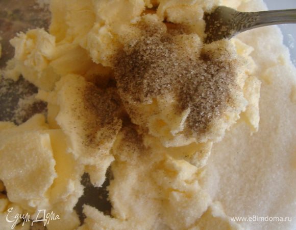 Размягченный маргарин растереть с сахаром и ванильным сахаром.