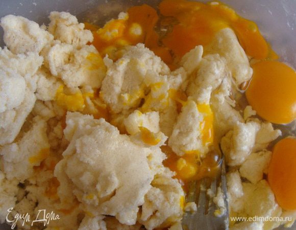 Добавить яйца, все перемешать или взбить.