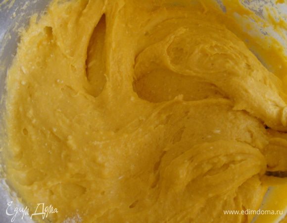 Добавить сок одного апельсина. Примерно 100 мл. Всыпать разрыхлитель. Добавить просеянную муку. Я сыпанула больше, поэтому получился не такой влажный. Замесить некрутое тесто.