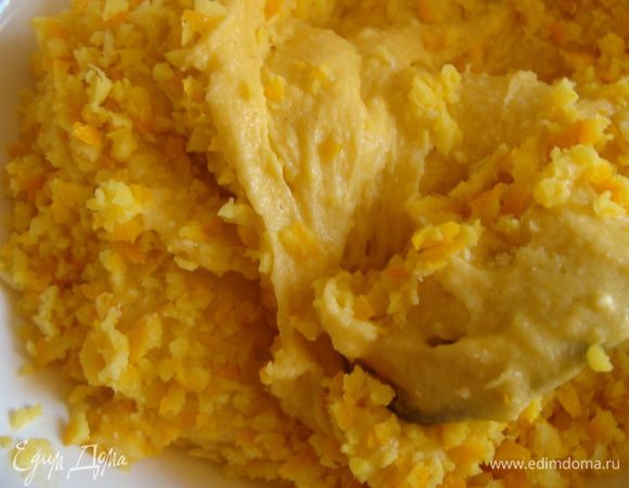 Примерно третью часть теста отложить в другую посуду, добавить измельченную цедру апельсина. Перемешать.