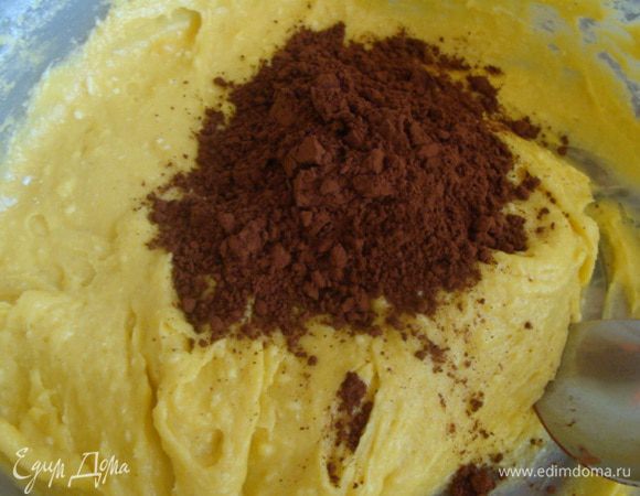 В другую часть добавить коньяк и какао. Тесто с какао станет гуще. Я разбавила тремя ст. ложками молока.