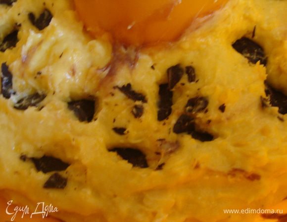 Выкладываем половину шоколадного теста в форму. У меня силиконовая. Если другая, то смажьте мягким маргарином. Сверху выложить апельсиновое тесто. И вдавить в него кусочки темного шоколада.