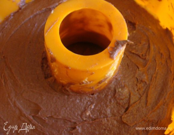 Сверху накрыть оставшимся шоколадным тестом.