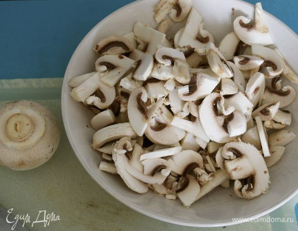 Грибы шампиньоны вымыть и нарезать пластинками.  