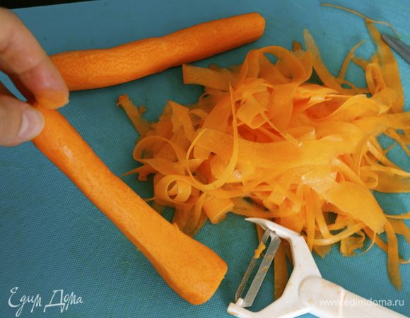 Морковь очистить и нарезать на длинные тонкие полоски с помощью овощечистки. Вымыть шпинат, если листья очень крупные нарезать помельче. Я использовала листья молодого шпината  целиком. 