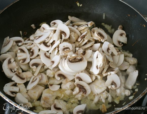 Выложить на сковороду нарезанные грибы.