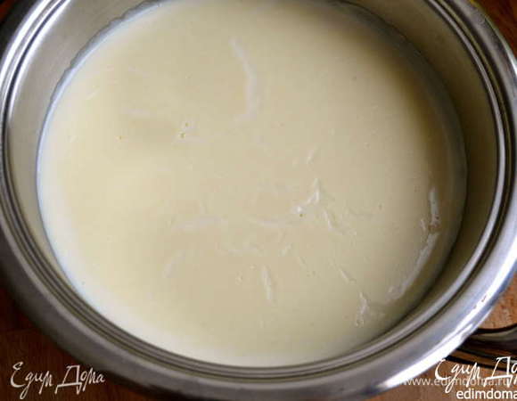 Приготовить соус бешамель. В кастрюле с тяжелым дном растопить сливочное масло, затем добавить муку и перемешать, чтобы не было комочков... Постепенно влить теплое молоко, постоянно энергично размешивая. Варить, пока соус на загустеет, не переставая мешать. Посолить, поперчить и добавить мускатный орех. Соус готов!