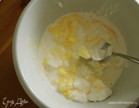 Духовку включить разогреваться на 200-210 С.
Сыр рикотта протереть через сито. Размять вилкой. Добавить яичный желток и сливки (2 ст.л.). Посолить и поперчить по вкусу и как следует размешать. 