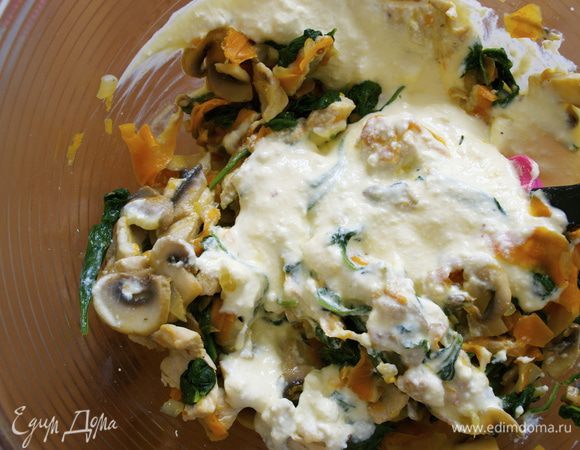 К смеси из рикотты добавить приготовленные овощи с кусочками курицы. Начинка для лазаньи готова.