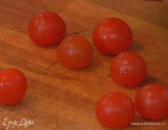 Помидоры черри разрезать на 4 части.
