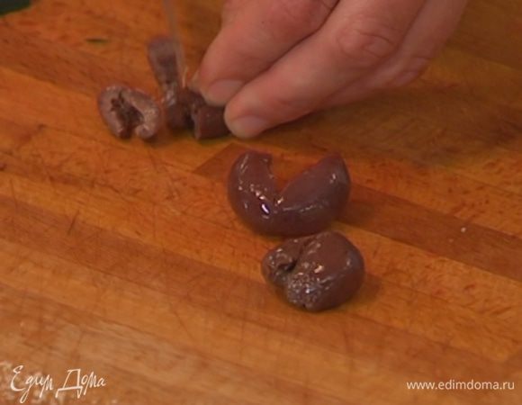 Оливки мелко нарезать.