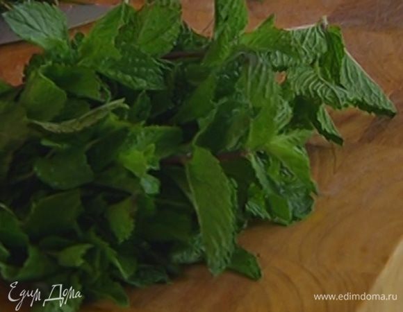 Базилик и мяту порвать руками.