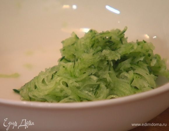 Вторую половинку огурца очистить от кожицы и натереть на мелкой терке.