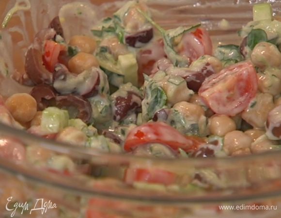 Готовый нут, огурец, помидоры, сельдерей и оливки выложить в салатницу, добавить мяту, базилик и заправку, все перемешать.