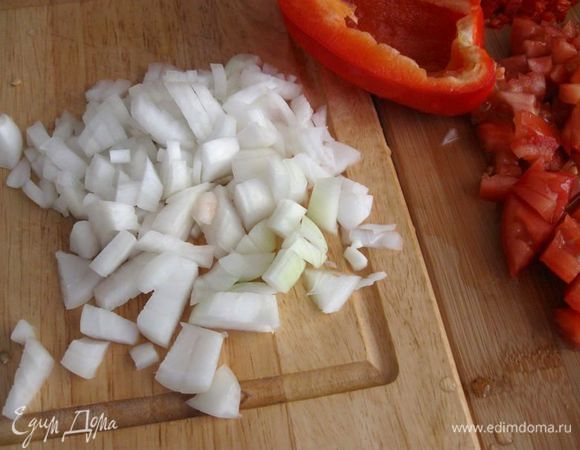 Лук почистить и порезать на кубики.