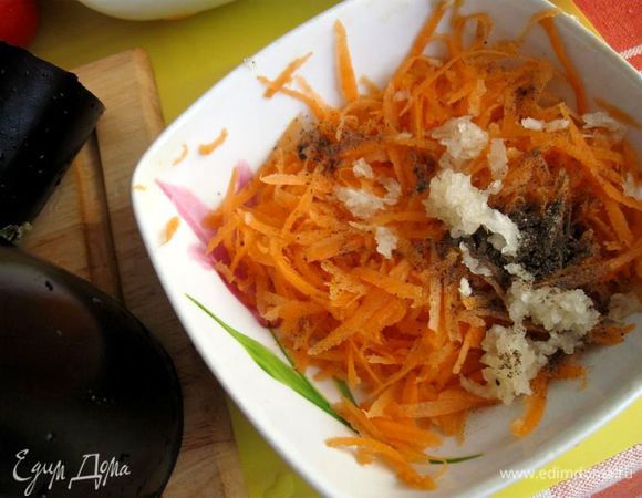 Чеснок почистить. Морковь почистить и натереть на крупной терке, выдавить через пресс 2 зубчика чеснока, добавить к моркови, поперчить.