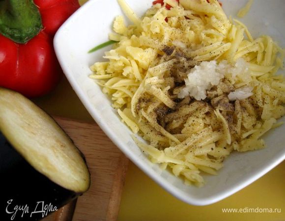 Сыр натереть на крупной терке. Чеснок  (2 зубчика) выдавить через пресс и добавить в сыр, поперчить. Добавить сливки. Сыр не смешивать с овощами, пока оставить посуду с ним без внимания.