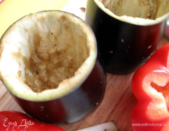 Углубить внутреннюю часть баклажана, вынув мякоть с помощью маленькой ложки, стараясь не повредить «донышко». Вынутую из баклажана мякоть, а также нижнюю часть (почистить) порезать на кубики.
