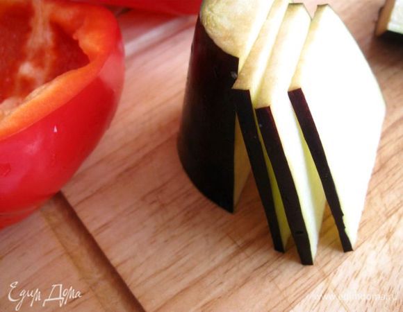 Из верхней части баклажана нарезать тонко 4 пластины (будущие чипсы), остальную мякоть измельчить.