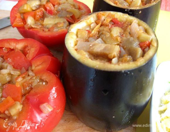 Один красный перец разрезать на половинки вдоль, освободить от семян, завернуть в фольгу и отправить в разогретую духовку на 35 минут. Запекать при температуре 160 градусов. Туда же отправить пластинки баклажан, которые положить на противень на бумагу для запекания. Готовность их проверьте через некоторое время, чтобы они не подгорели. Перец вынуть, развернуть, ополоснуть холодной водой, нарезать на кубики, добавить к начинке из овощей.
Нафаршировать баклажаны начинкой. У двух перцев  шаровидной  формы срезать «крышечки», нафаршировать перцы.
