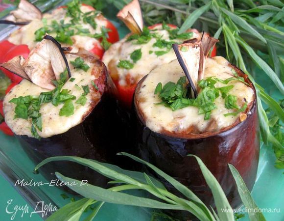  Посыпать зеленью, украсить чипсами, кожуру смазать маслом.