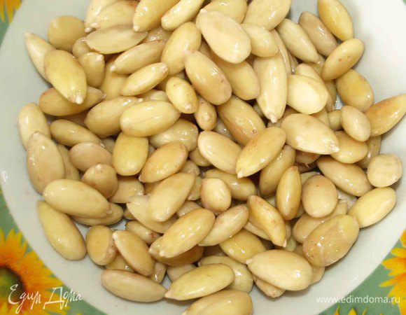 Миндаль заливаем водой и кипятим 10 минут (можно залить на ночь кипятком),  сливаем воду, немного остужаем, очищаем и измельчаем в крошку в блендере. 