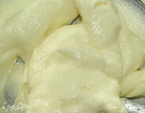 Размягченное сливочное масло взбиваем в кремообразную массу с сахарной пудрой (можно сахар).