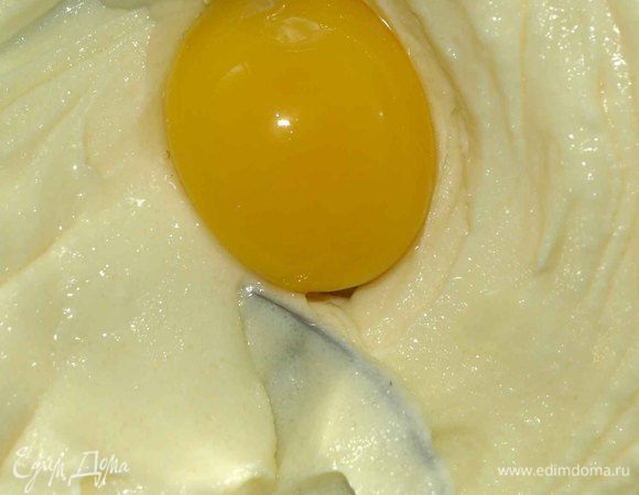 Добавляем желток, соль и тщательно растираем.
