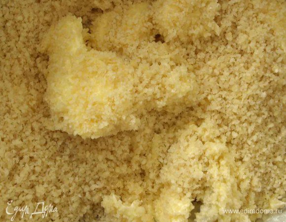 Добавляем измельченный миндаль. Перемешиваем.