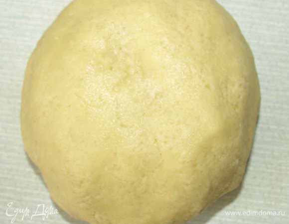 Добавляем муку и замешиваем тесто. Отправляем в холодильник на 1 час.