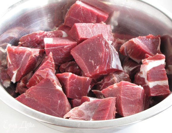 Баранину нарезать довольно крупными кусочками 3-4 см и положить в миску.