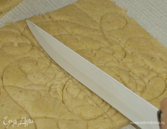 Когда тесто затвердеет, достаем из холодильника. Можно сделать полумесяц: От теста отщипываем кусочек теста, делаем колбаску 8-10 см с утолщением в центре (у меня мало они напоминают полумесяц))). Но я предпочитаю полоски. Тесто осторожно раскатываю, делаю бороздки или беспорядочный рисунок и нарезаю полоски. Тесто хрупкое, потому делается все нежно. 