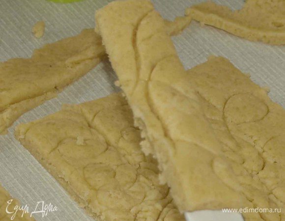 Ножом поддеваем полоски. 