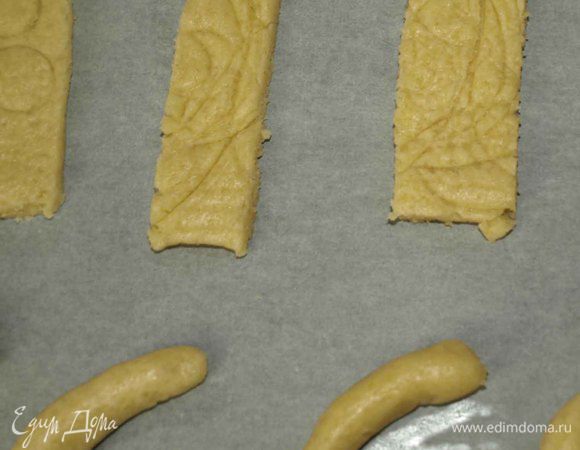 И выкладываем на противень. Отправляем в разогретую духовку на 180 градусов на 15 минут или до золотистого цвета. 