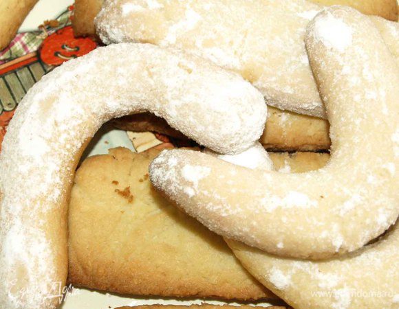 Готовое курабье достаем. Посыпаем сахарной пудрой еще горячим. 