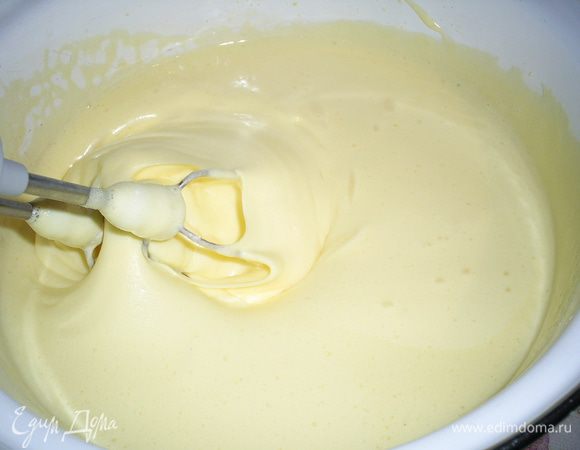 Займемся бисквитом. Яйца взбиваем с сахаром и ванилином примерно 10 минут. Масса должна посветлеть, увеличиться в объеме в 2-3 раза и загустеть.