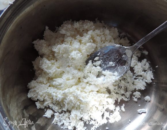 Желатин заранее замочить в холодной воде, чтобы он набух. У меня обычный быстрорастворимый. Поставить на плиту и довести содержимое до состояния однородного раствора. Если боитесь перегреть желатин - воспользуйтесь водяной баней. Приготовленный раствор оставьте в теплом месте (в емкости с горячей водой), чтобы он не остыл. А пока займемся суфле. Протрем через сито творог.