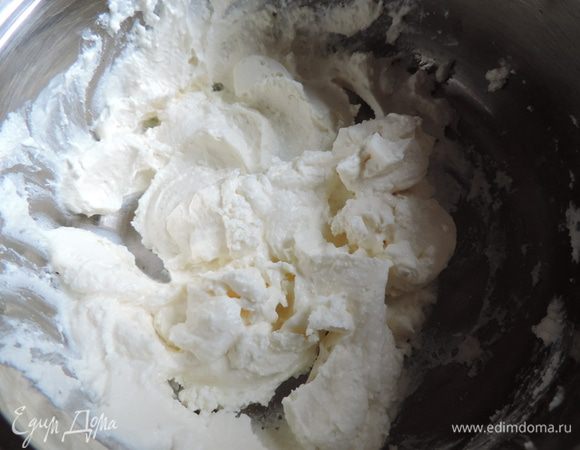 Добавим 2 столовые ложки сметаны из общего количества и взбиваем все блендером до однородного пастоподобного состояния. 