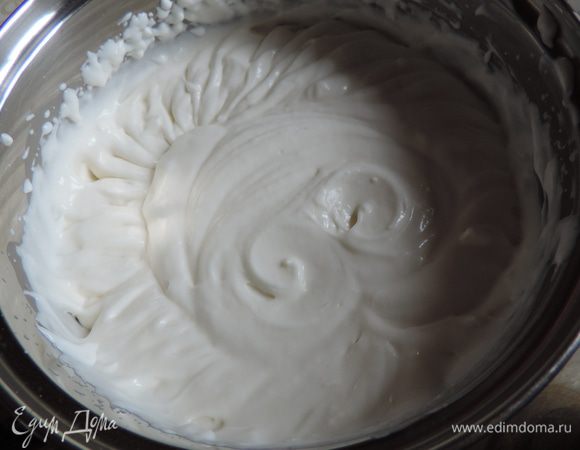 Сметану с сахаром и ванилином взбиваем до растворения последнего и до получения густого крема, который хорошо держит рельеф. Сметану берем с жирностью 25% и выше, в идеале - домашнюю.