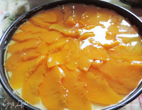 Отправляем торт в холодильник. Нам понадобиться 250 мл персикового сиропа для желе. Если он слишком сладкий, разбавьте его немного водой. Сироп нужно закипятить, в кипящий сироп добавляем агар-агар и кипятим еще три минуты. Даем немного остыть. Горячее (!) желе выливаем сверху на персики и отправляем торт в холодильник минимум на два часа.