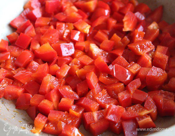 Перец очистить от семян и нарезать мелким кубиком. Обжарить на оливковом масле в течение 5 минут.