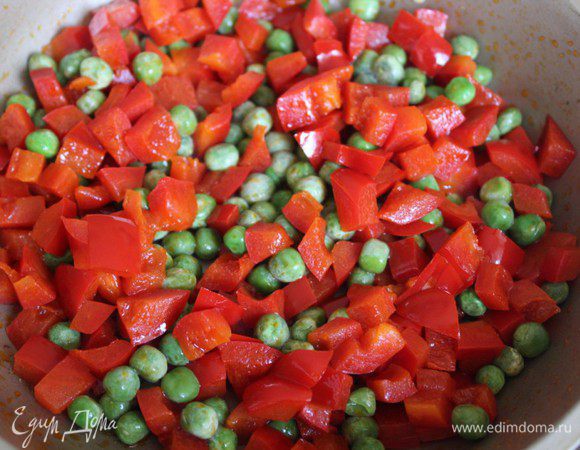 Добавить зеленый горошек - свежий или замороженный. Не консервированный!!! Обжаривать еще 2 минуты.