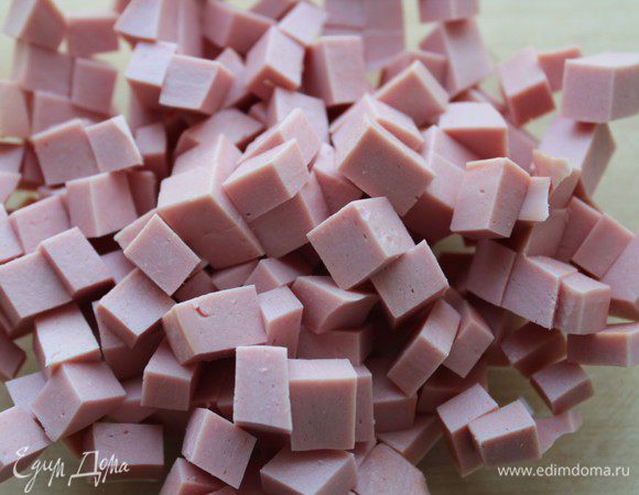 Колбасу (либо ветчину) нарезать мелким кубиком.