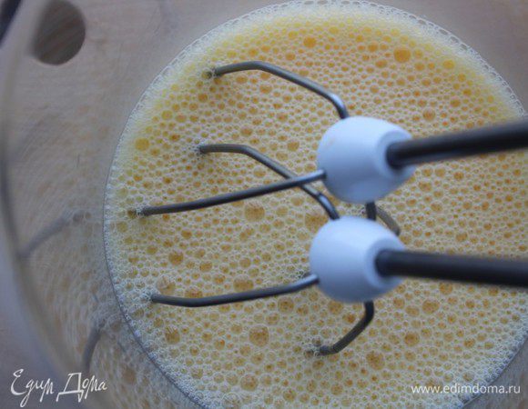 Яйца слегка взбить с молоком.