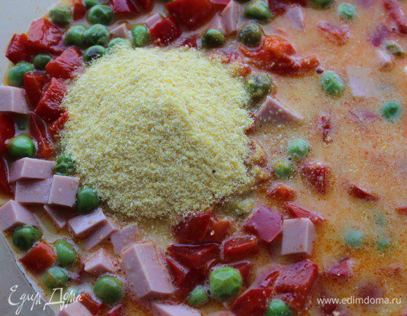 Соединить овощи, колбасу, яично-молочную смесь, сметану и  паприку, добавить поленту (либо муку), перемешать, приправить солью и перцем.