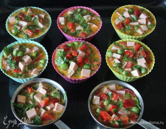 Разложить готовую смесь по формочкам. Сверху посыпать листиками лимонного тимьяна.